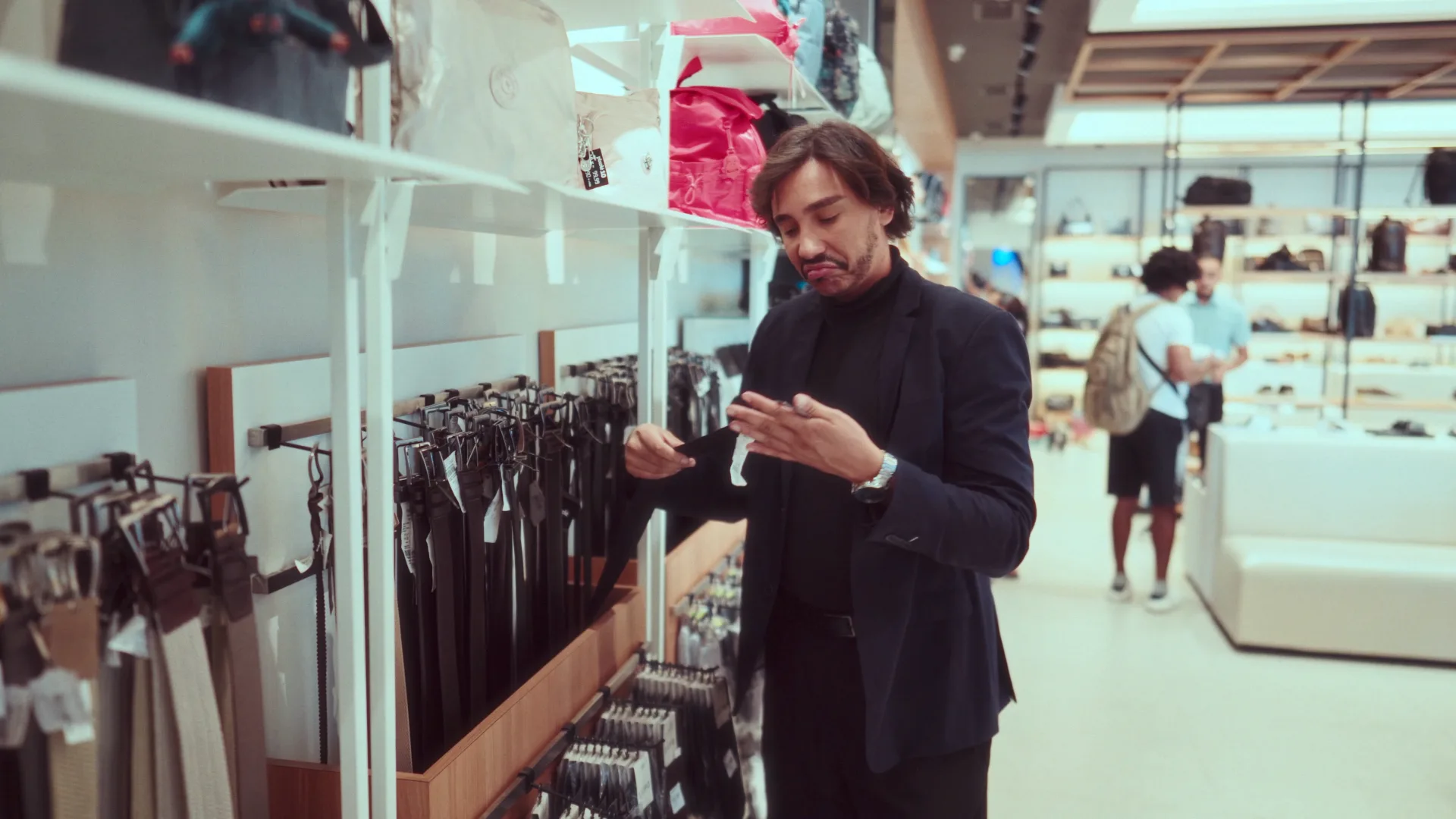 Pixolé 50 anos — cliente escolhendo acessórios