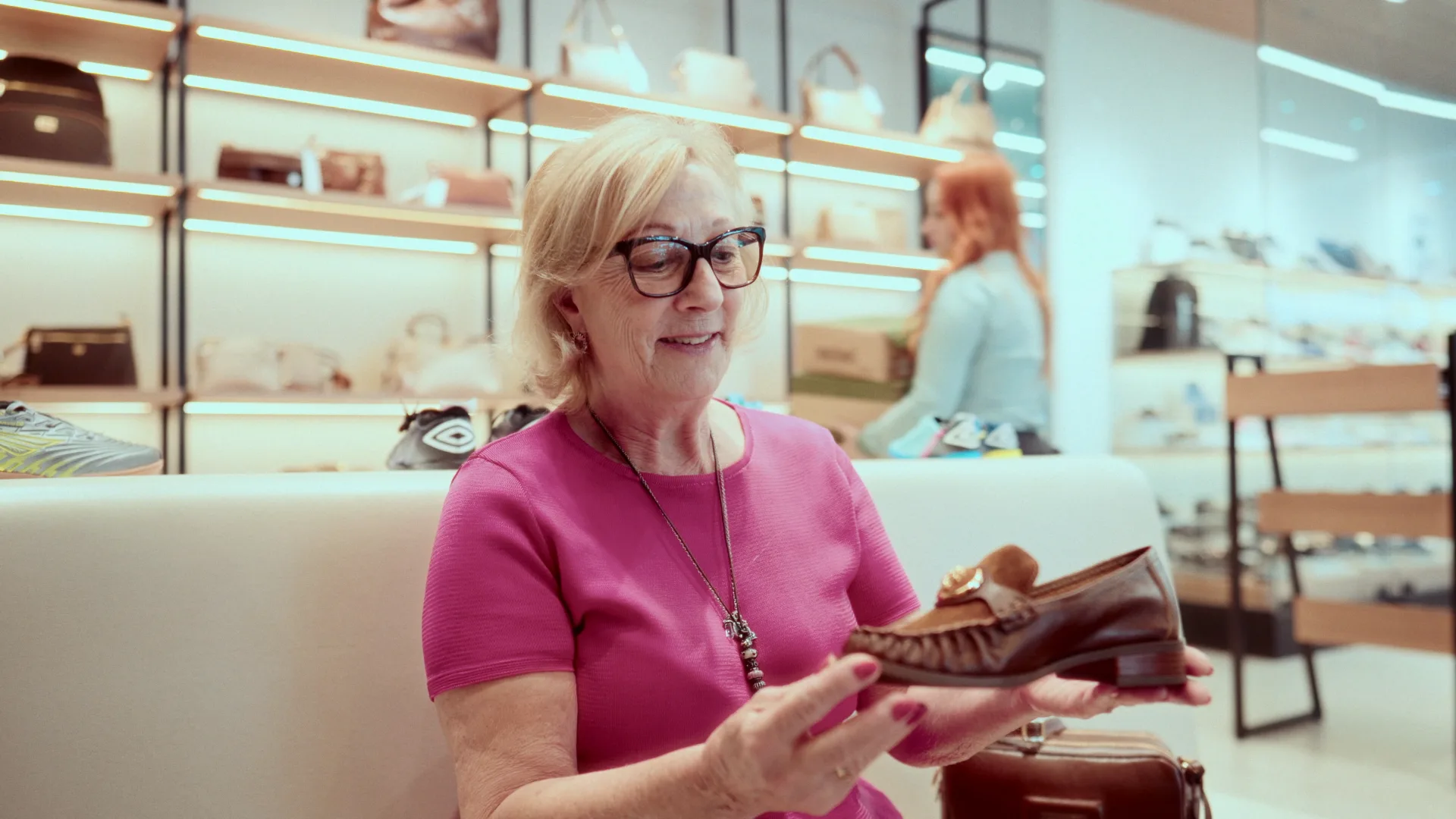 Pixolé 50 anos — cliente admirando um sapato