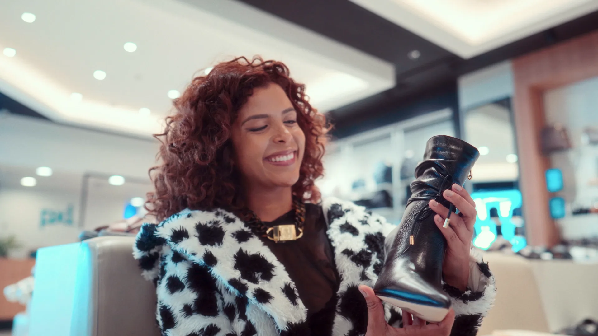 Pixolé 50 anos — cliente encantada com uma bota
