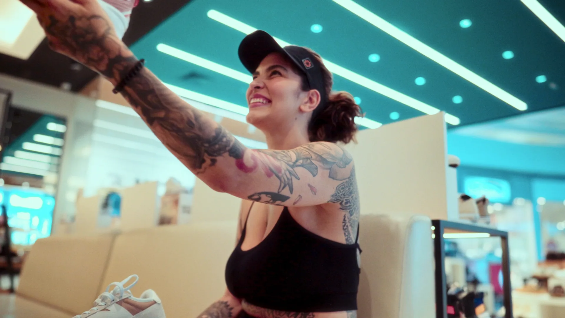 Pixolé 50 anos — cliente experimentando na loja