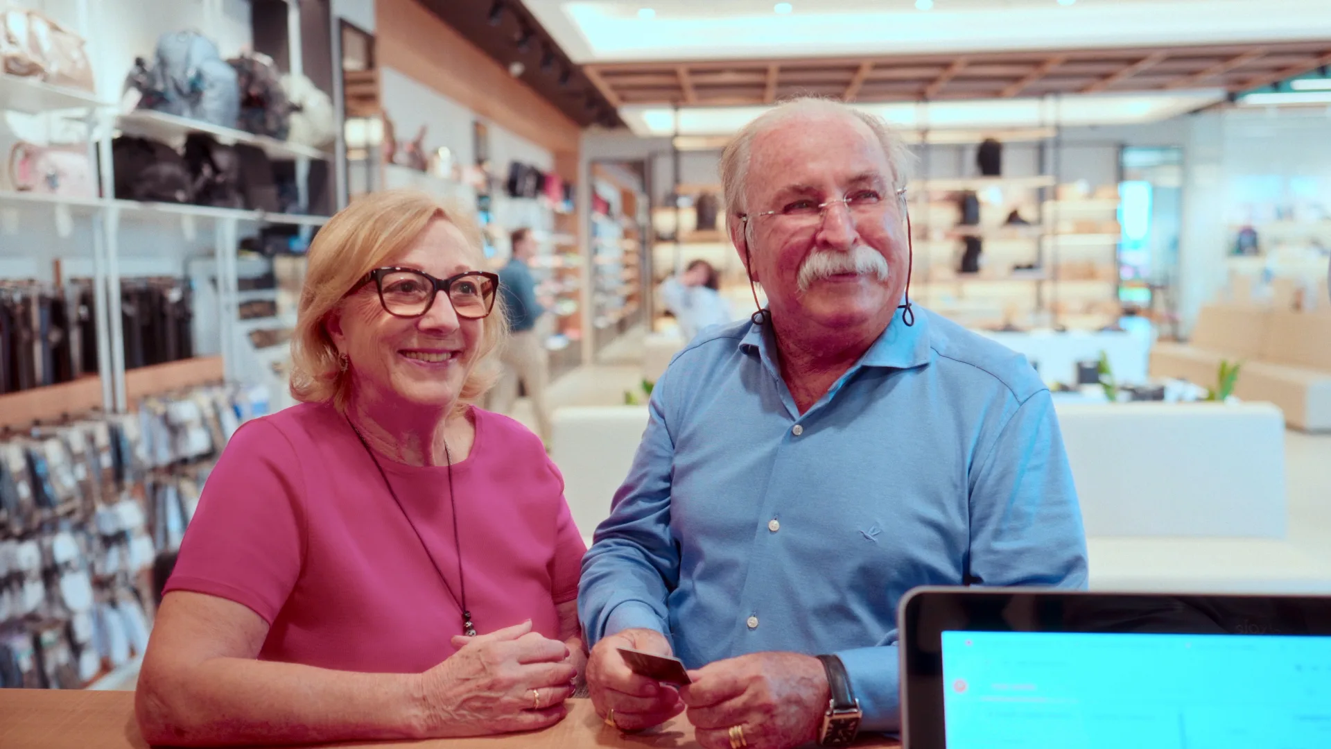 Pixolé 50 anos — casal de clientes no atendimento